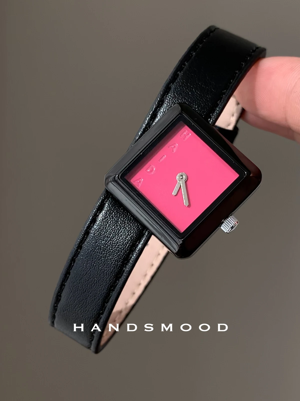 Orologio da donna in pelle elegante e alla moda di fascia alta con smussatura nera rosa rossa per gioielli da donna orologi di fascia alta orologi da donna alla moda