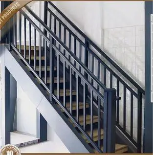 تصميم درابزين من الألومنيوم مخصص لدرابزين سطح درج الشرفة بارتفاع 6 أقدام مع خشب معالج بالضغط الطبيعي