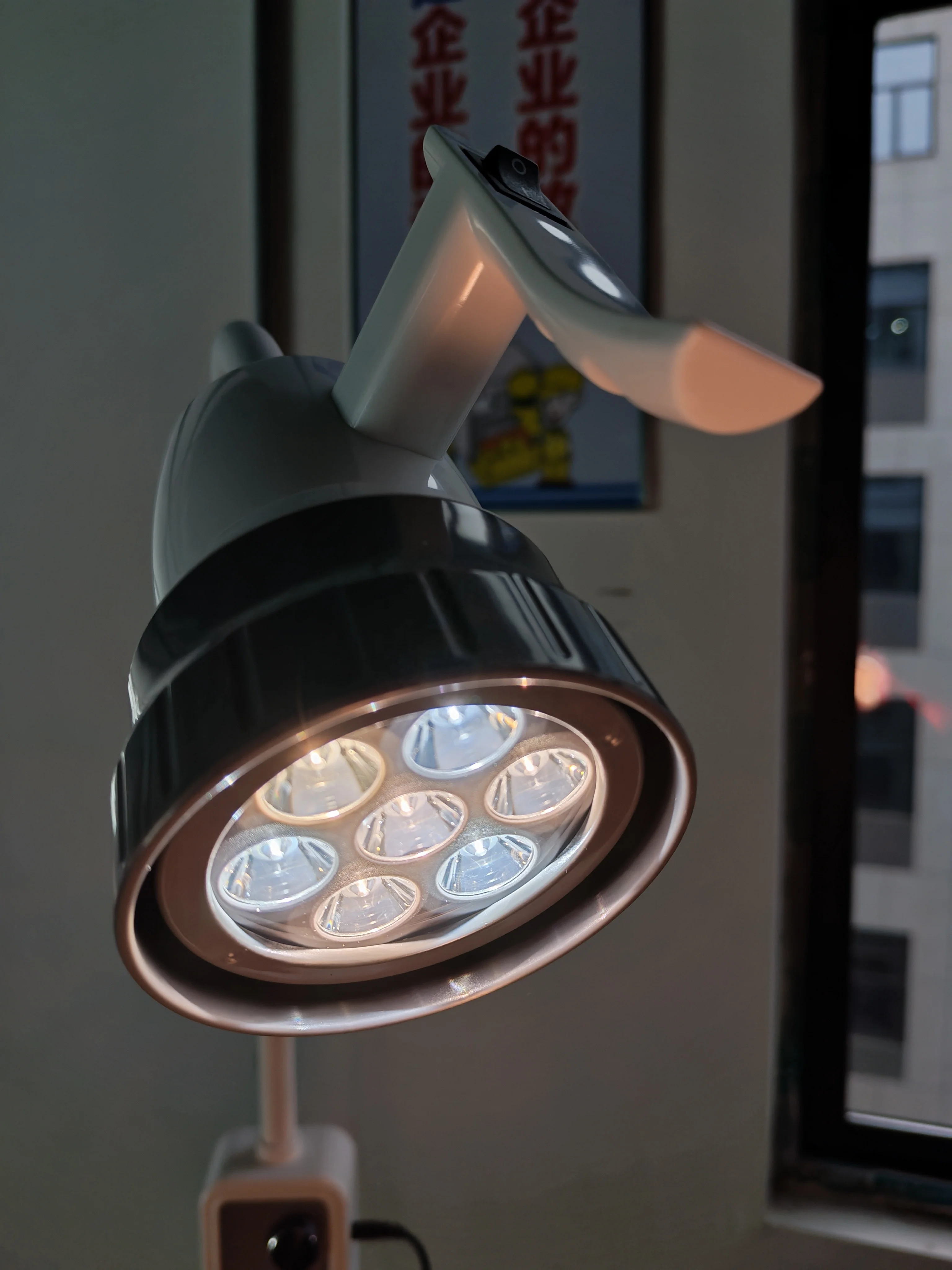 Mobile LED  Examination Lamp with Adjustable Color Temperature