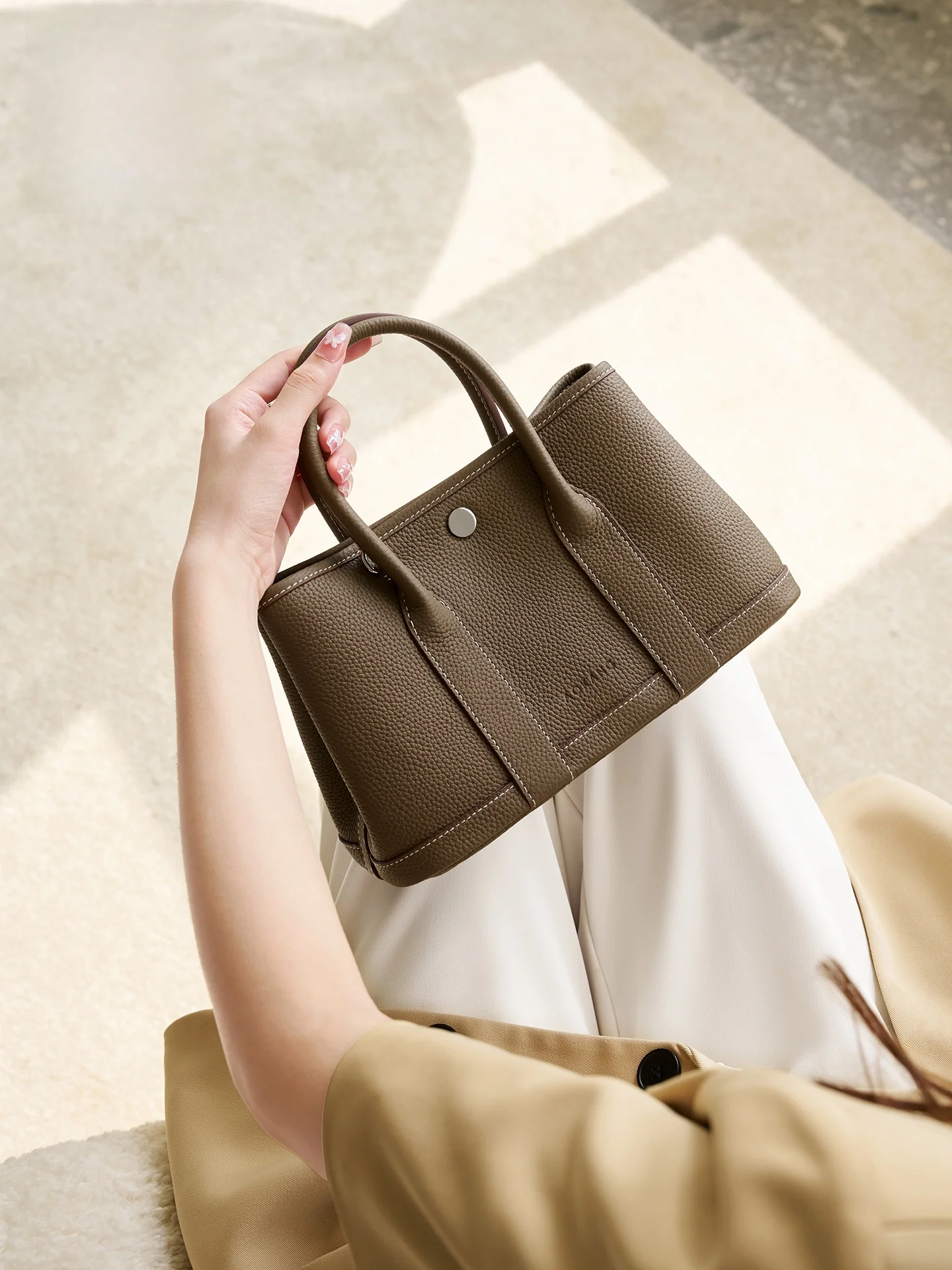 

Aokang Genuine Leather Handbag 2025 New Sle Large Capaci Commuter Women's Bag Faionable Single oulder Bag for Youth