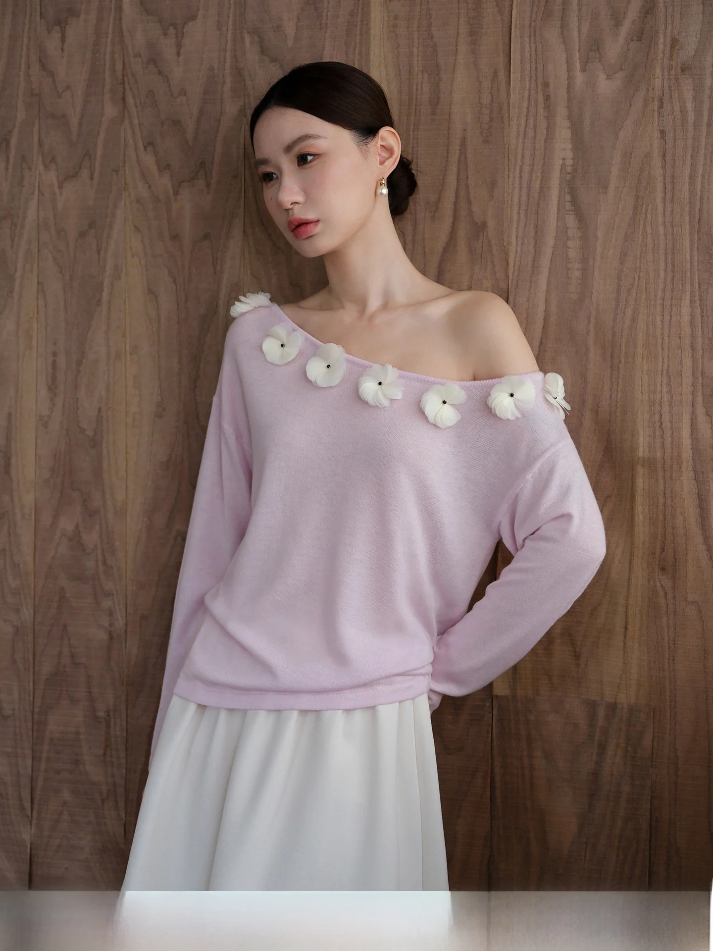 

Женский вязаный свитер XXNING с цветочным декором, свободного кроя, с открытыми плечами, с длинным рукавом, дизайн на одно плечо