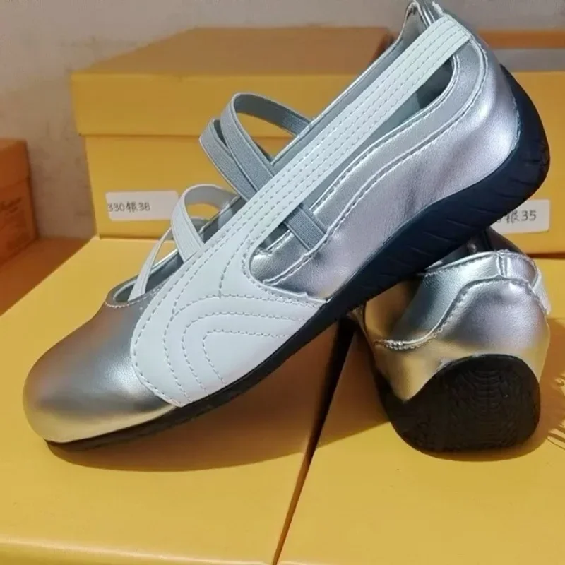 أحذية نسائية منخفضة على الموضة 2025 رأس مستدير ناعمة من الأسفل منتصف الفم أحذية باليه مريحة ريترو مسطحة القاع أحذية رياضية واحدة للركاب