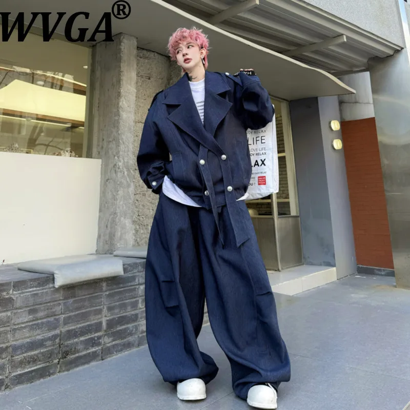 

Мужской костюм-двойка WVGA: модная куртка с отложным воротником и декоративной лентой, однотонные повседневные прямые брюки. Новинка сезона. Модель W18596.