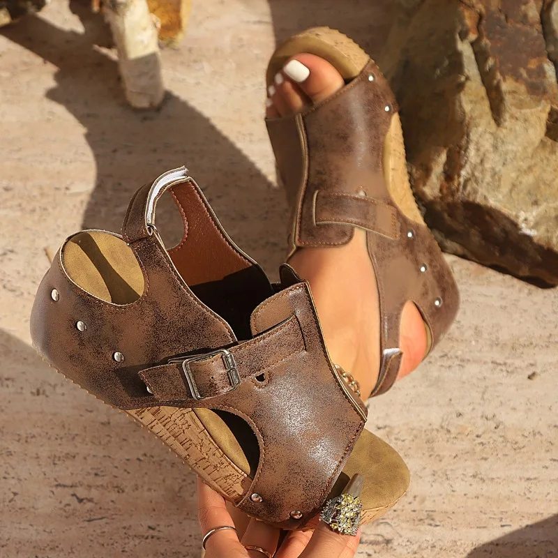 

Новинка 2023 года, повседневные женские босоножки на танкетке на липучке, летние туфли больших размеров с пряжкой на толстой подошве, однотонные женские сандалии с открытым носком и заклепками