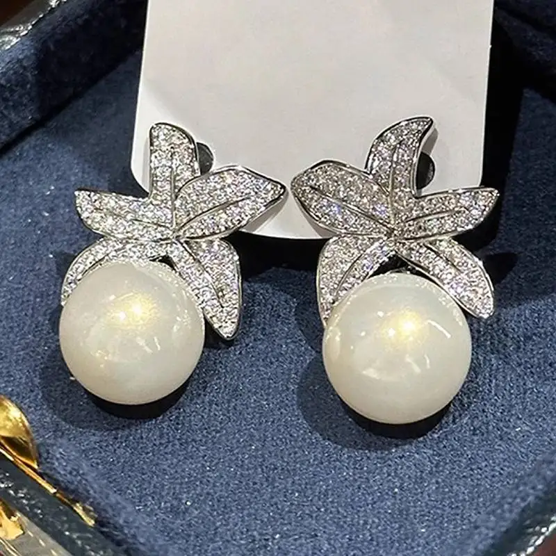 Huitan Imitationsperlen-Ohrringe für Damen, ästhetisches Blumendesign, elegante Dame, Hochzeit, Verlobung, Accessoires, Schmuck mit CZ