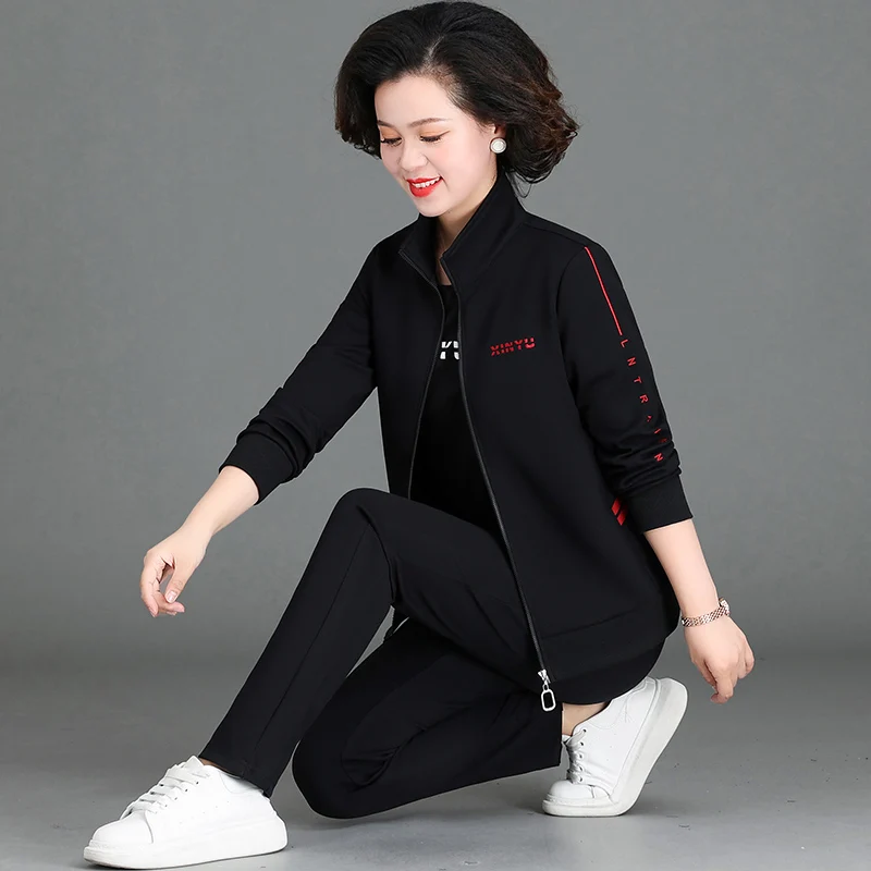 

Повседневный спортивный костюм для женщин среднего возраста: новый комплект из трех предметов для весны и осени, удобная дышащая одежда для мам