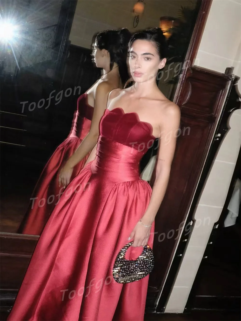 Toofgon الأحمر المخملية الساتان مخصص ألف خط ثوب مسائي المرأة حفلة رسمية فساتين لحضور الحفلات الموسيقية بدون حمالات بلا أكمام فستان عيد ميلاد 2026 #2
