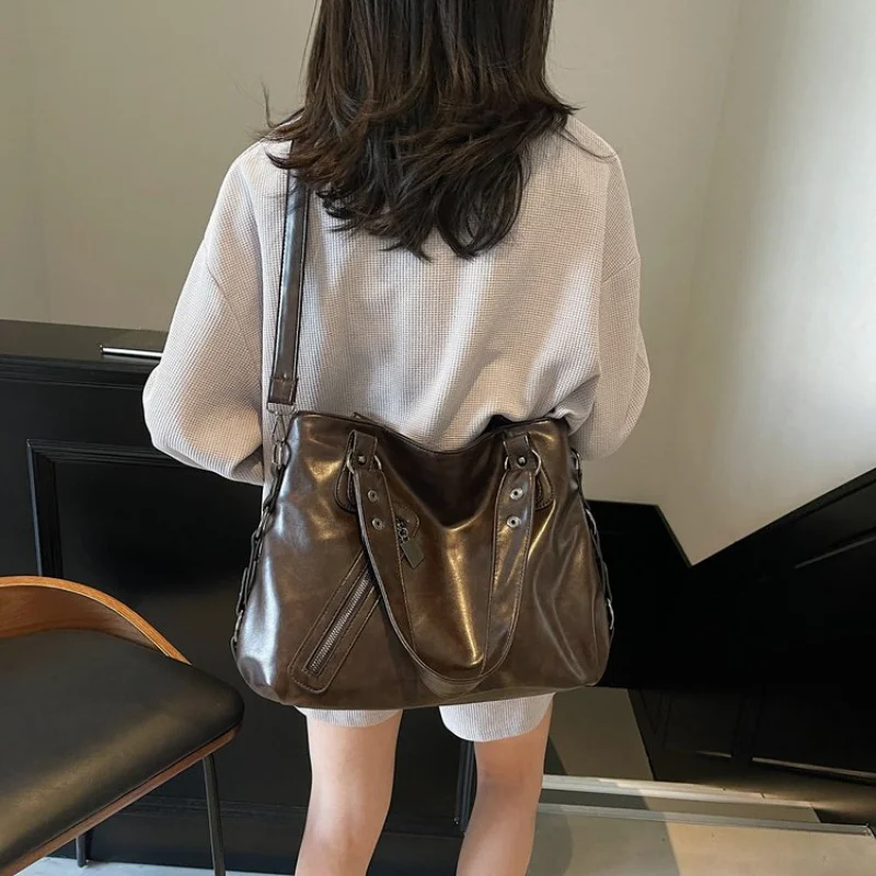 Sac à bandoulière rétro pour femmes, sac en cuir inspiré de styliste Unique avec couvercle rabattable