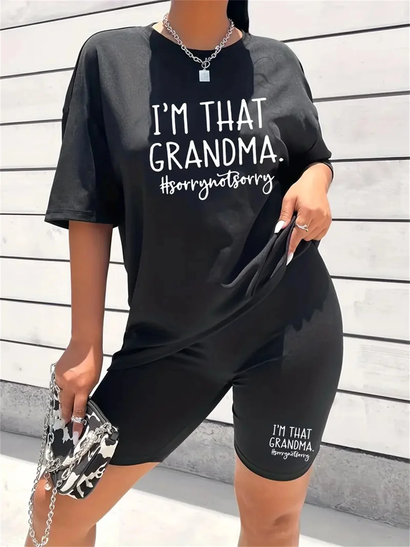 طقم بناطيل مكون من قطعتين مطبوع عليه حروف I'm THATGRANDMA، تي شيرت كاجوال بأكمام قصيرة ومجموعة شورتات ضيقة، ملابس رياضية نسائية عصرية