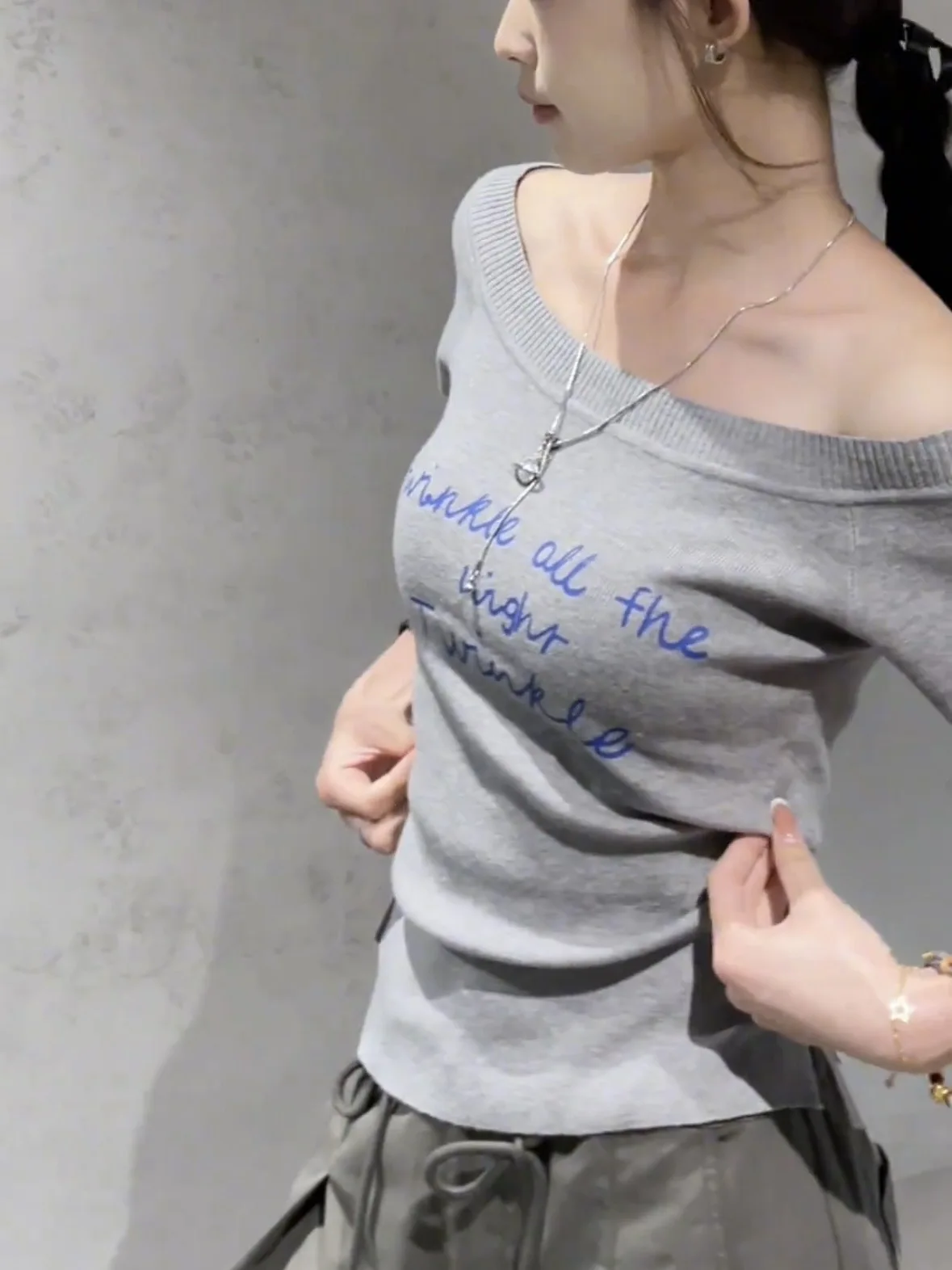 

Ele Letter Print ort Sve Knitted T-irt Women's Summer One-oulder Slimming Top Korean Sle Creative Design