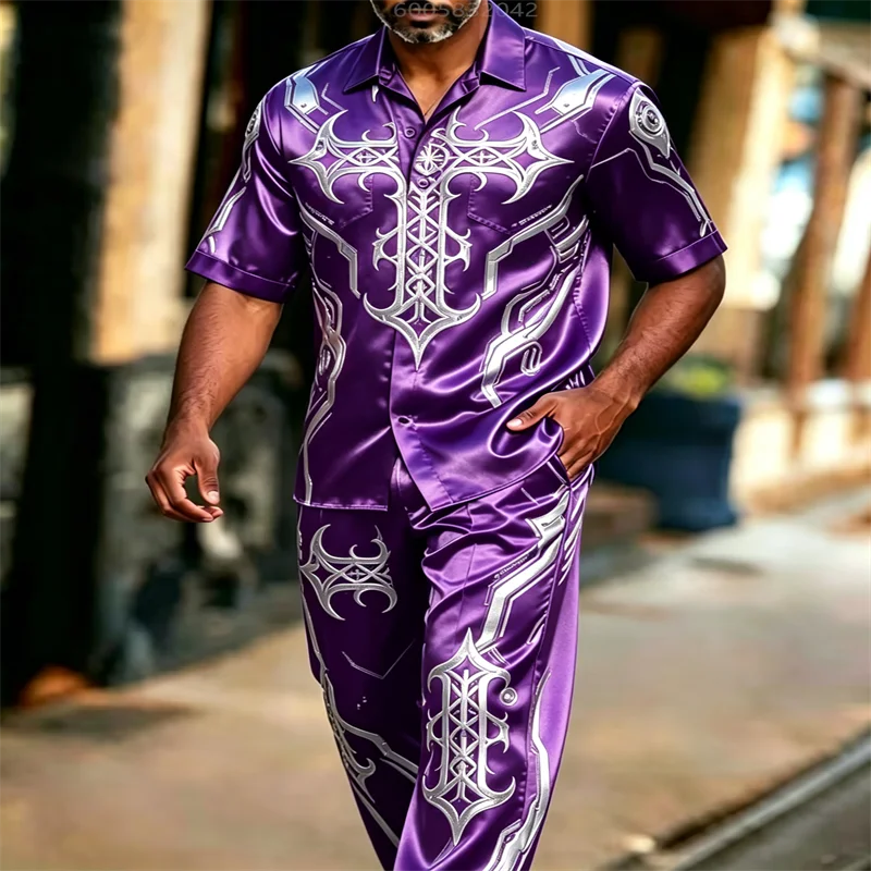 Conjunto de dos piezas para hombre, de satén, con estampado de armadura plateada, camisa de manga corta y pantalones. Traje de lujo de estilo gótico y geométrico, ideal para fiestas y uso casual.
