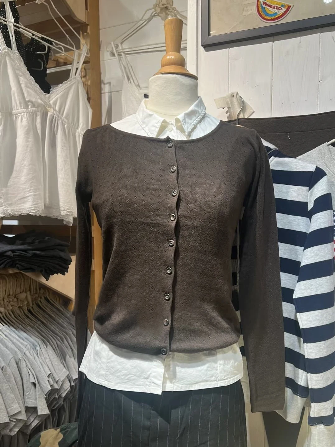 

Коричневый женский свитер с люверсами Y2k, кардиган с круглым вырезом, однобортный тонкий трикотаж с длинными рукавами, американские винтажные хлопковые укороченные топы, новинка