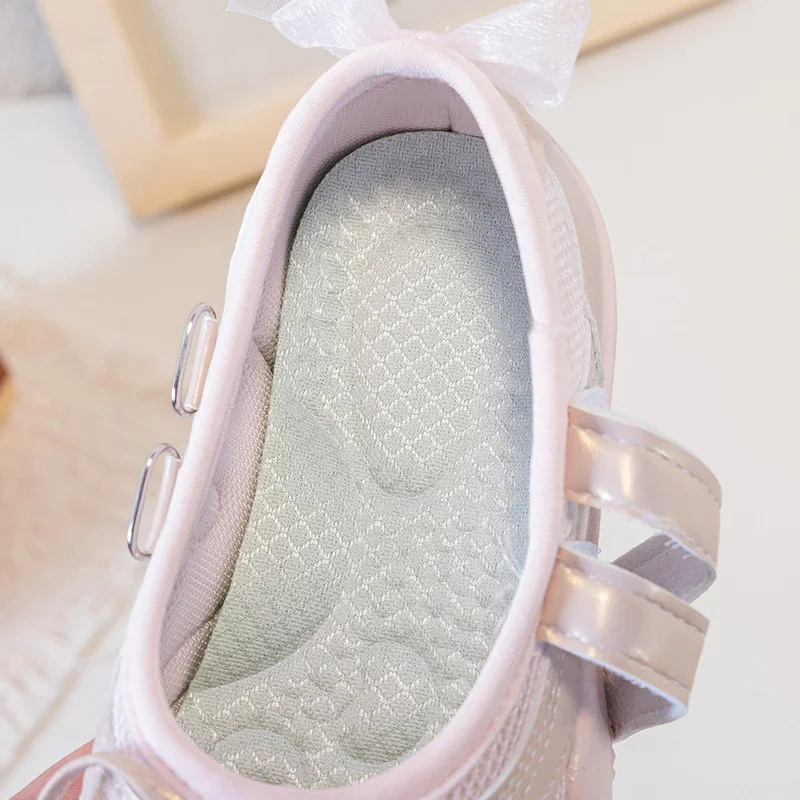 Mary Jane Sneaker für Mädchen, atmungsaktive Schuhe mit Schleifendekor aus Mesh, lässige Freizeitschuhe mit doppelten Klettverschlüssen für Frühling und Sommer. – Detail 8