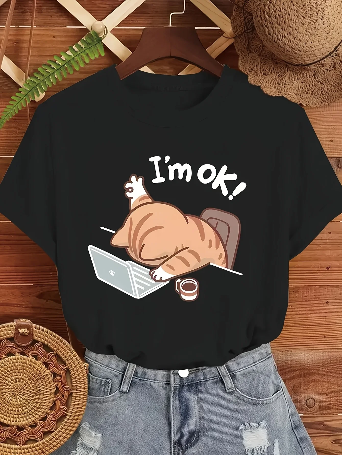 La maglietta casual a maniche corte è così carina. "Sono bene! "Una foto di un gatto sdraiato su un laptop, sfondo nero con stampa bianca