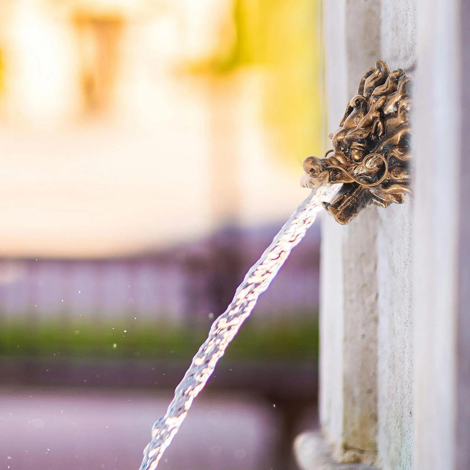 

Head Decor Resin Outdoor Fountain Garden Wall Fountain Backyard Water Outlet Decor Water Feature