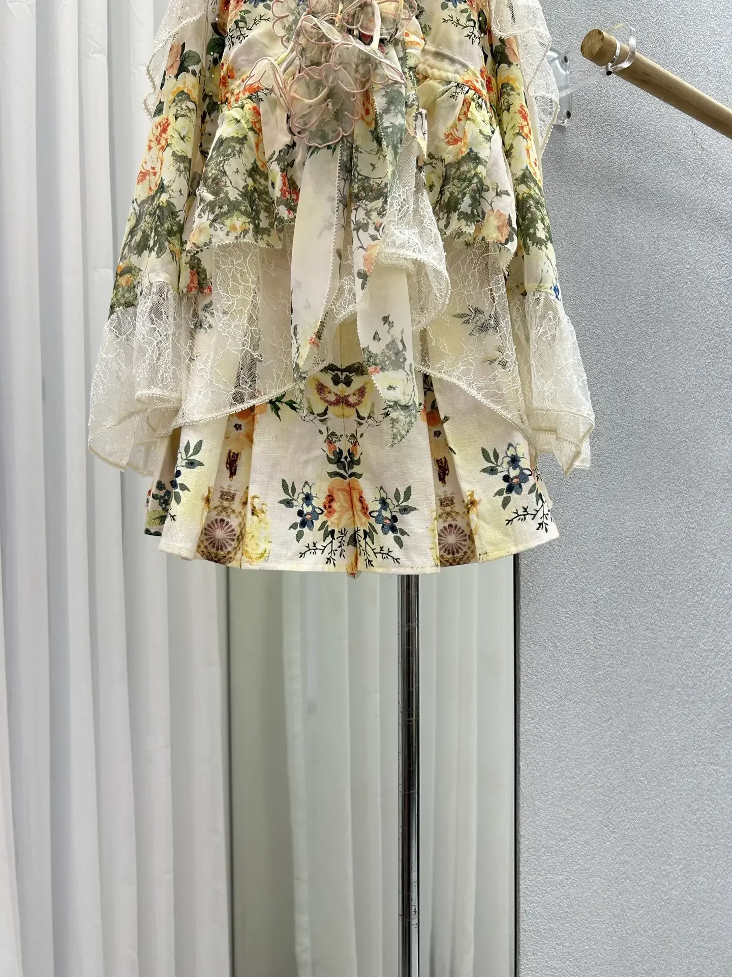 เสื้อผู้หญิงผ้าไหมแท้ 100% ลายดอกไม้ ปักลายลูกไม้ ตัดต่อผ้า แขนบานเปิดไหล่ สไตล์หรูหรา