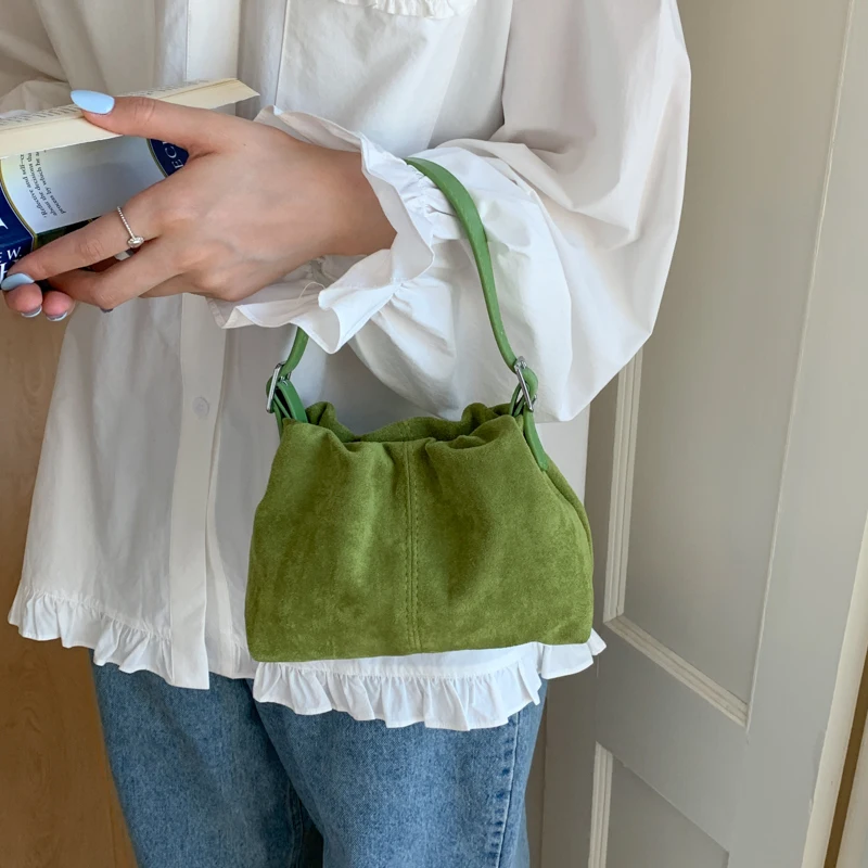 

Модные однотонные замшевые квадратные сумки на плечо для женщин 2026, высокое качество, простые популярные темпераментные сумки для поездок на работу