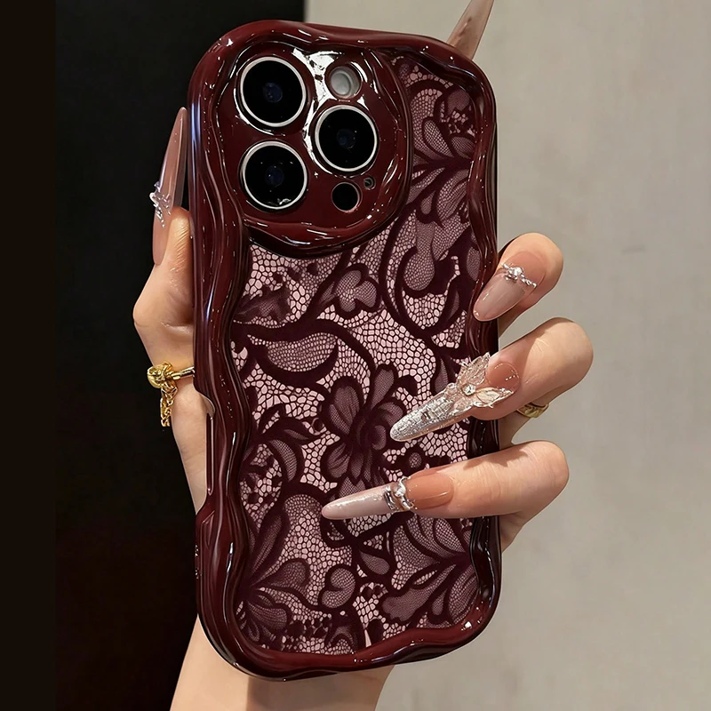 Niedliche Handyhülle mit Blumenmuster, Spitze, cremefarbener Textur, bordeauxfarbenem, gewelltem, weichem Design für iPhone 18, 17 Pro Max, 16 Plus, 15, 14, 13, 12, 11, 17e