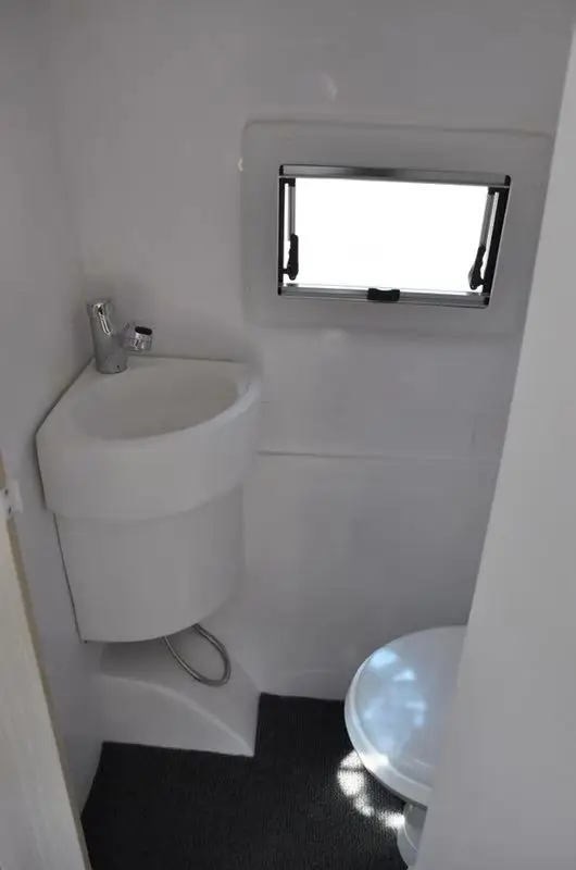 Kompakte Leichtgewichtige Tragbare Wohnmobil-Toilette für Reise- und Campingbedürfnisse