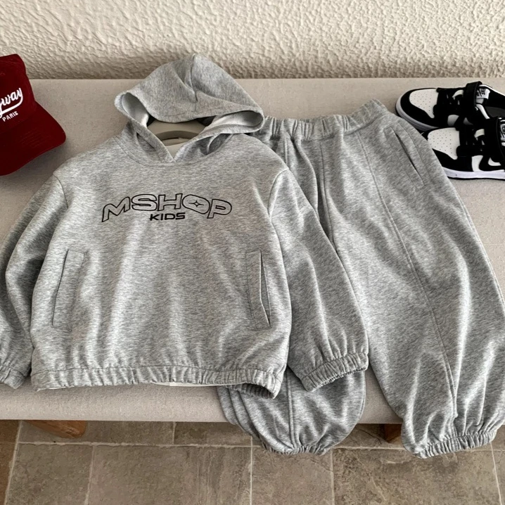 

Детская одежда для мальчиков 2026: Новая коллекция весна-лето, корейский модный спортивный костюм-двойка (худи и брюки) для мальчиков и девочек в стиле преппи