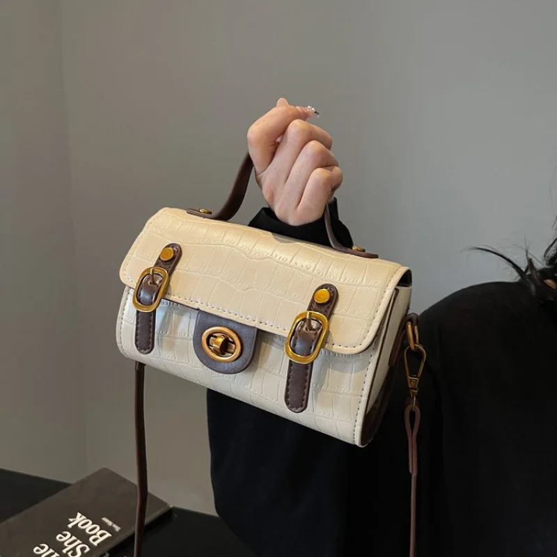 

Global Travel Tote With Durable Leather And Elegant Weekend Getaway Ready Style