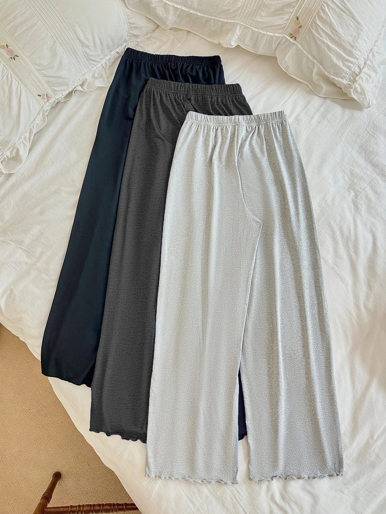 Un ensemble trois pièces de pantalons longs pour femmes, taille haute, ample, jambes larges, ourlet à volants, à la mode et polyvalent