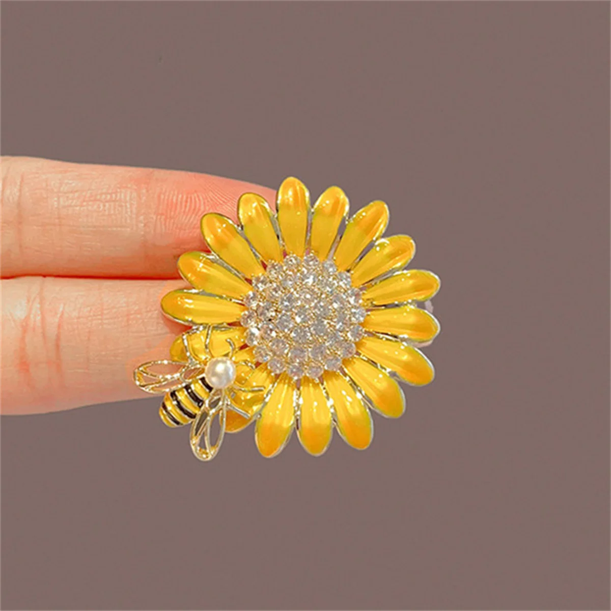 1Pc Charm Enamel Sunflower Bee Brooch Korean Fashion Pin Personalized Creative Jewelry Accessories Party Banquet Birthday Gift view 4