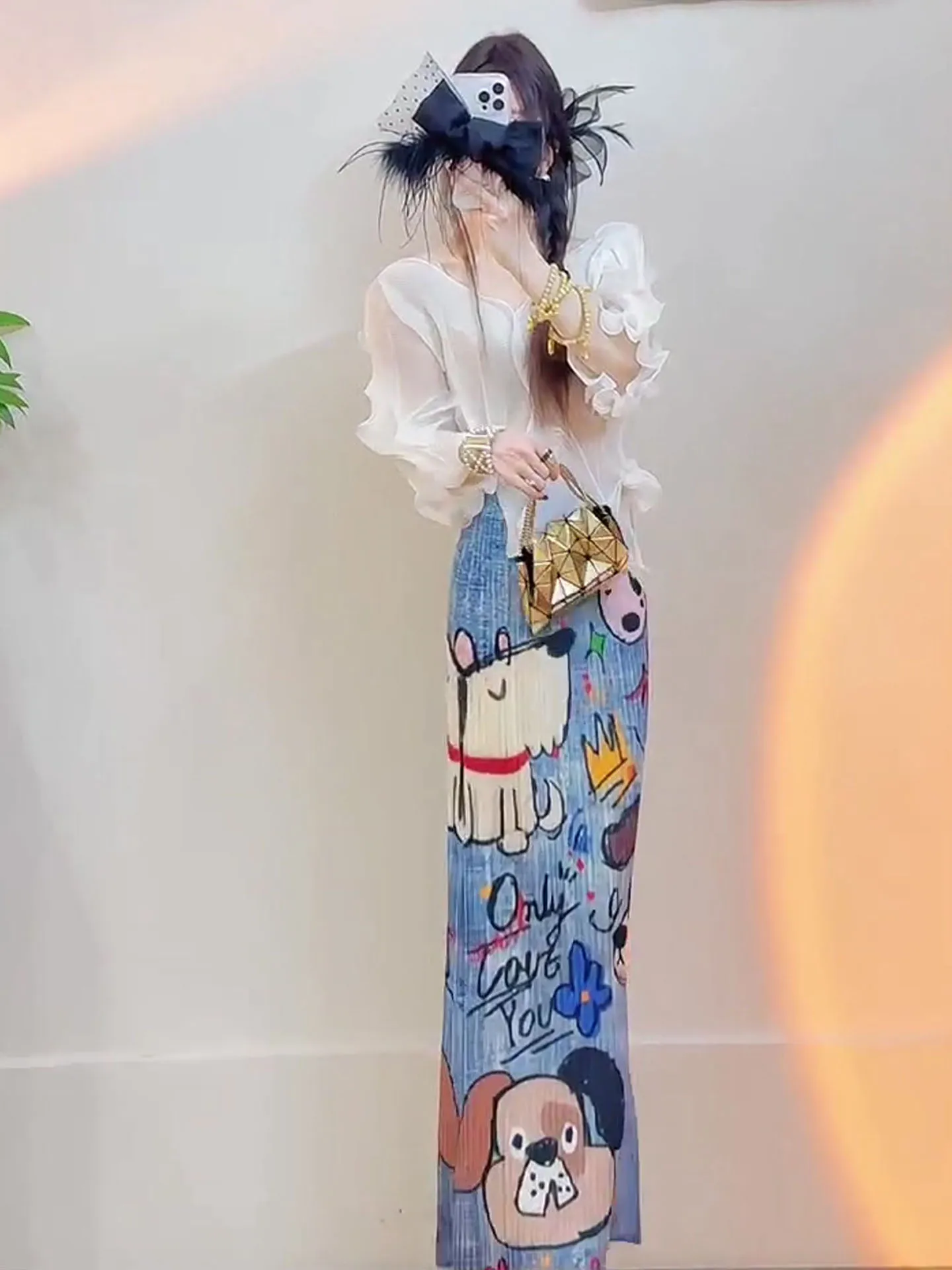 

Потрясающий летний комплект из белого топа с драпировкой и плиссированной юбки с эффектом древесной текстуры, с рукавами до локтя и круглым вырезом, состоящий из двух предметов.