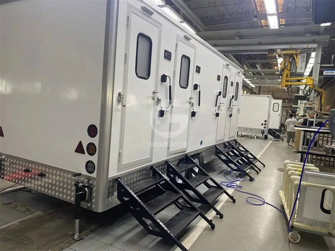 Baño portátil móvil al aire libre del remolque del inodoro del diseño moderno de 19 pies para acampar