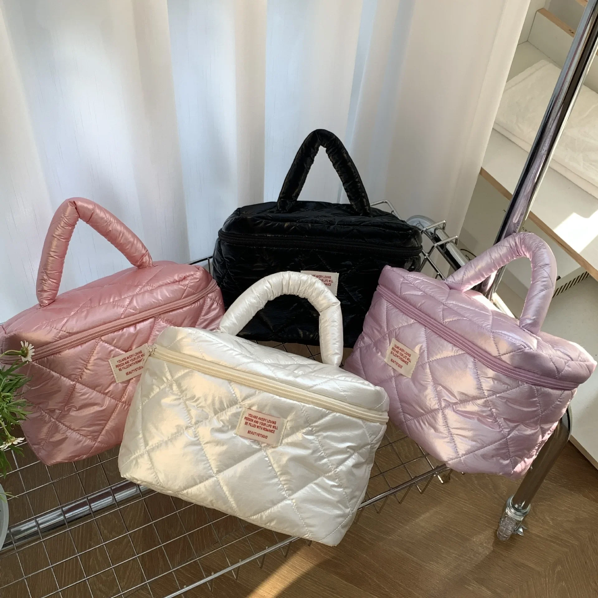 

Lingge Handheld Makeup Bag with Pearl Light Color and Advanced Sense Wash Bag for Girls Travel Storage Bag