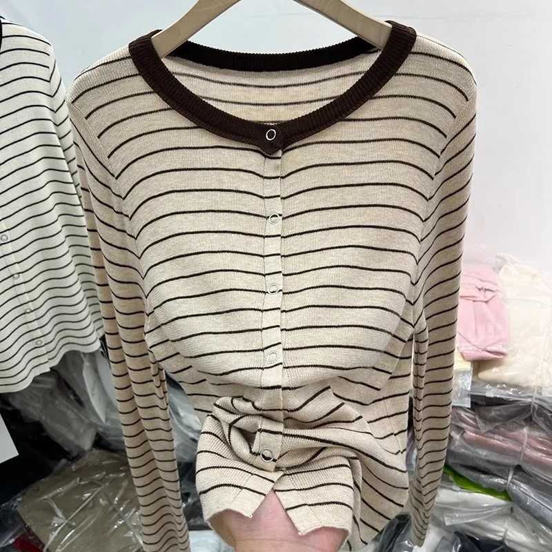 Herbst Winter 2026 Neue Gestreifte Strickjacke Kontrastfarben Einreihig Schlanker Pullover mit Langen Ärmeln Damen Casual Strickpullover