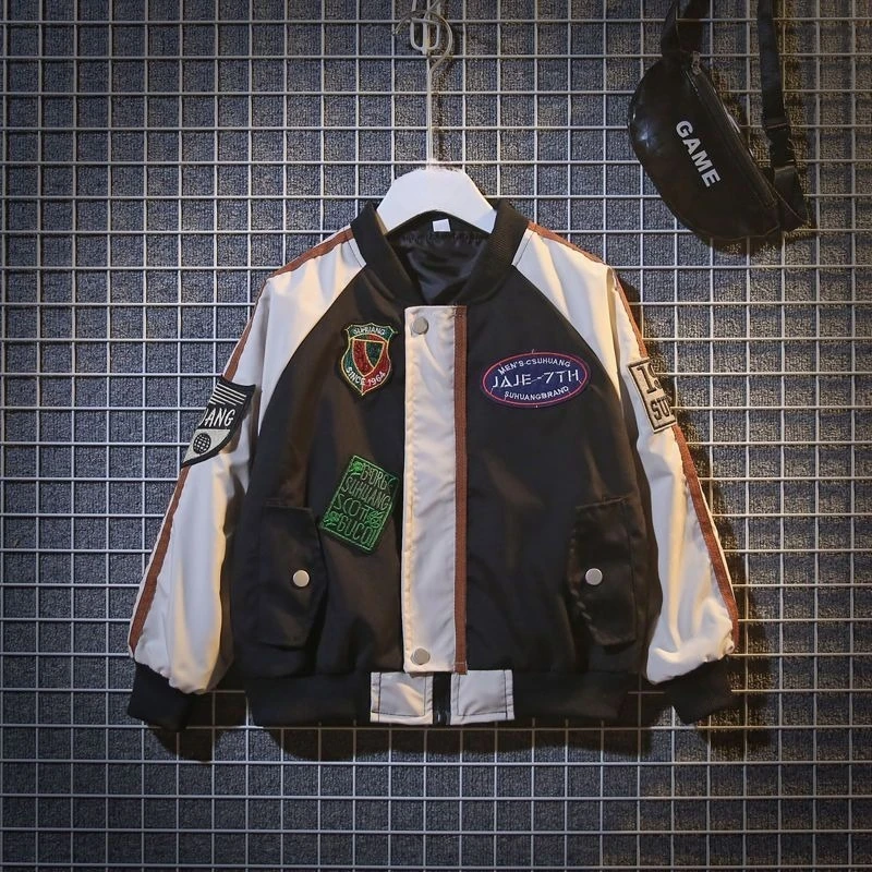 سترة جديدة لربيع وخريف الأولاد لعام 2025 على الطراز الكوري سترة بيسبول أنيقة متعددة الشعار مرقعة للأطفال عصرية #2