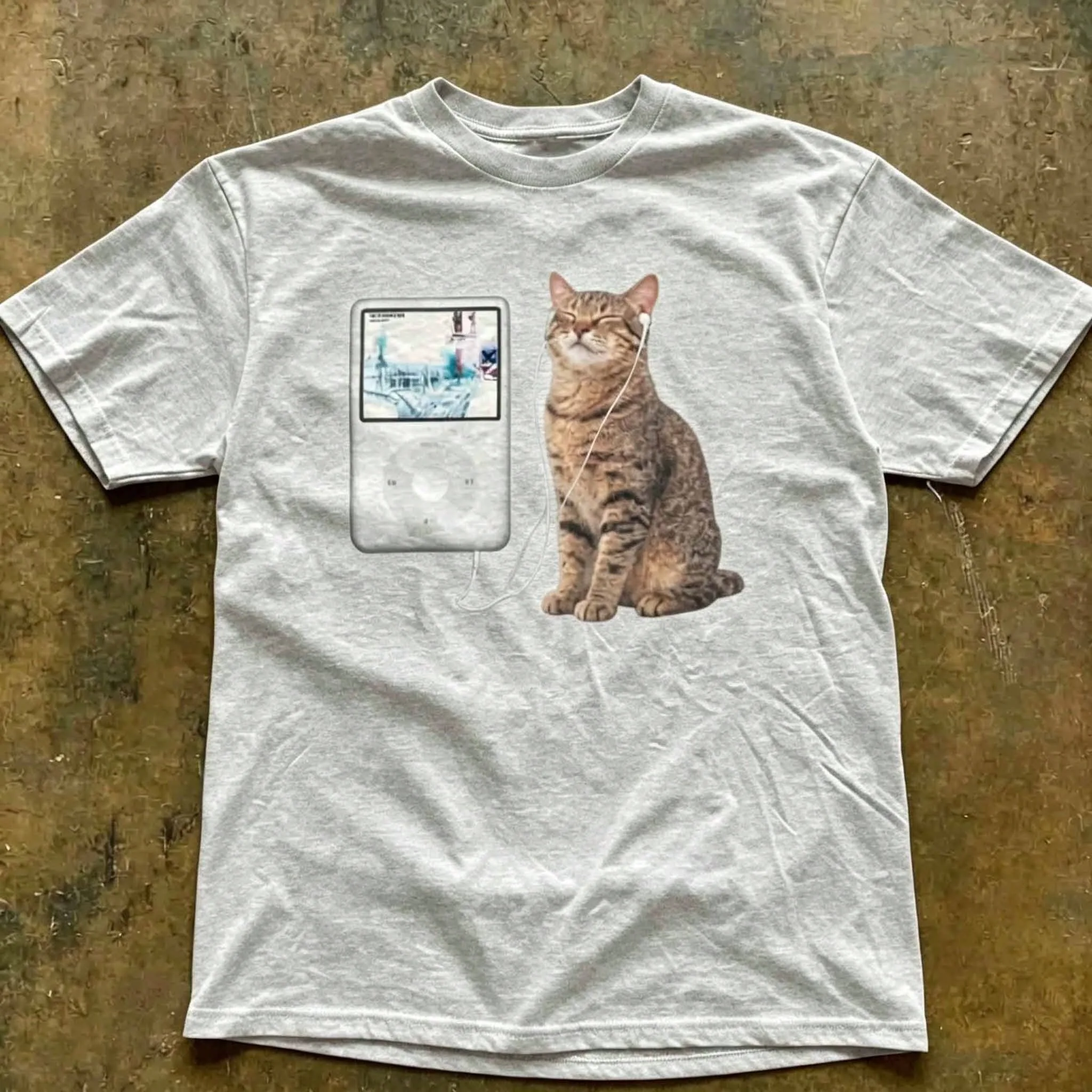 Einfaches T-Shirt für Damen und Herren mit Katzenmotiv, das auf den Film „Ok Computer“ Bezug nimmt. Neutrales T-Shirt, Geschenk-T-Shirt, T-Shirt im Y2K-Stil, T-Shirt mit neutralem Muster. – Detail 4
