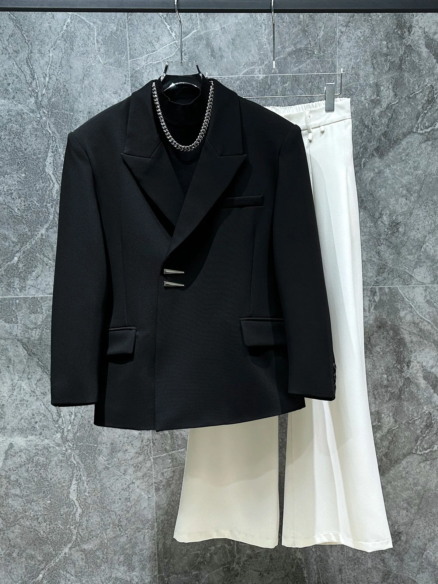 

Модный мужской черный пиджак с металлическими накладками на плечах, синим поясом для утяжки талии, повседневный свободный крой, длинный рукав, осенняя мода