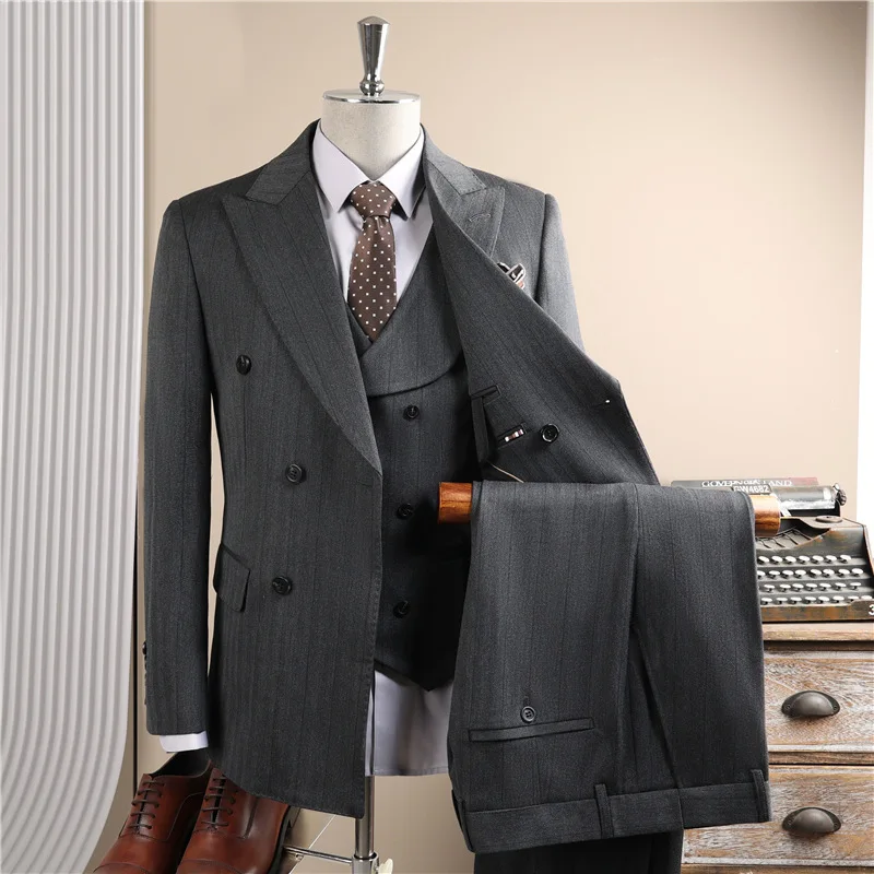 

Мужской костюм-тройка: пиджак с отложным воротником, жилет и брюки прямого кроя, в полоску, приталенный