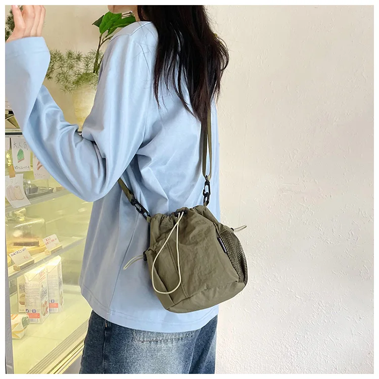 2026 Frühling Nylon Casual Umhängetasche für Damen, Modische Kordelzug-Beuteltasche, Vielseitige Handytasche für Unterwegs – Detail 7