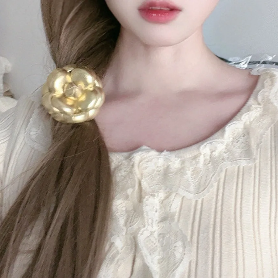 Women\'s Camellia Leather Rose Flower Brooch High-end Luxury Temperament Unique Suit Lapel Pin Dress Chest Flower