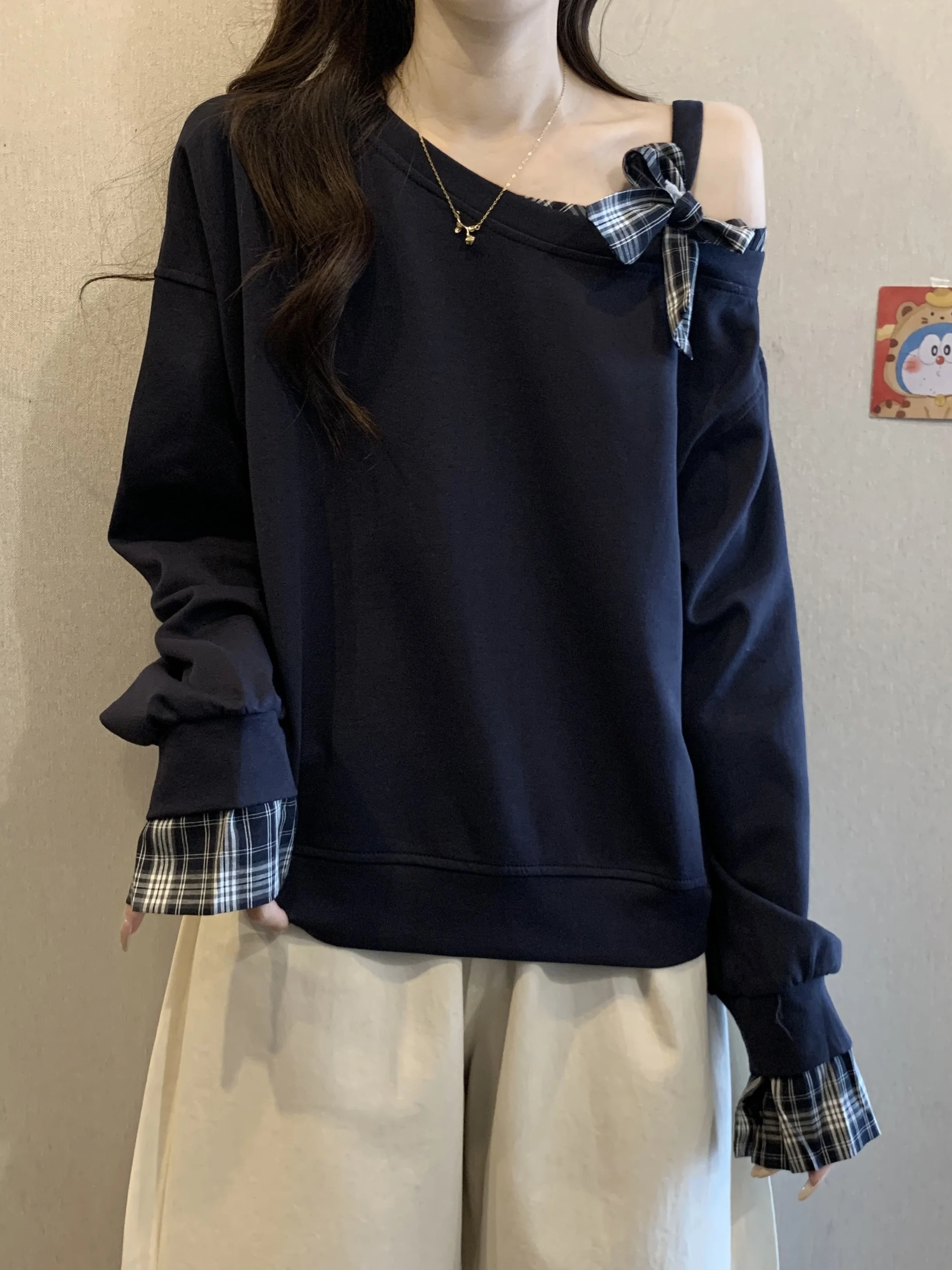 

Женский свитшот больших размеров в клетку с открытыми плечами и узлом, свободный, стройнящий, с диагональным вырезом на плече, топ с высокой талией для девушек