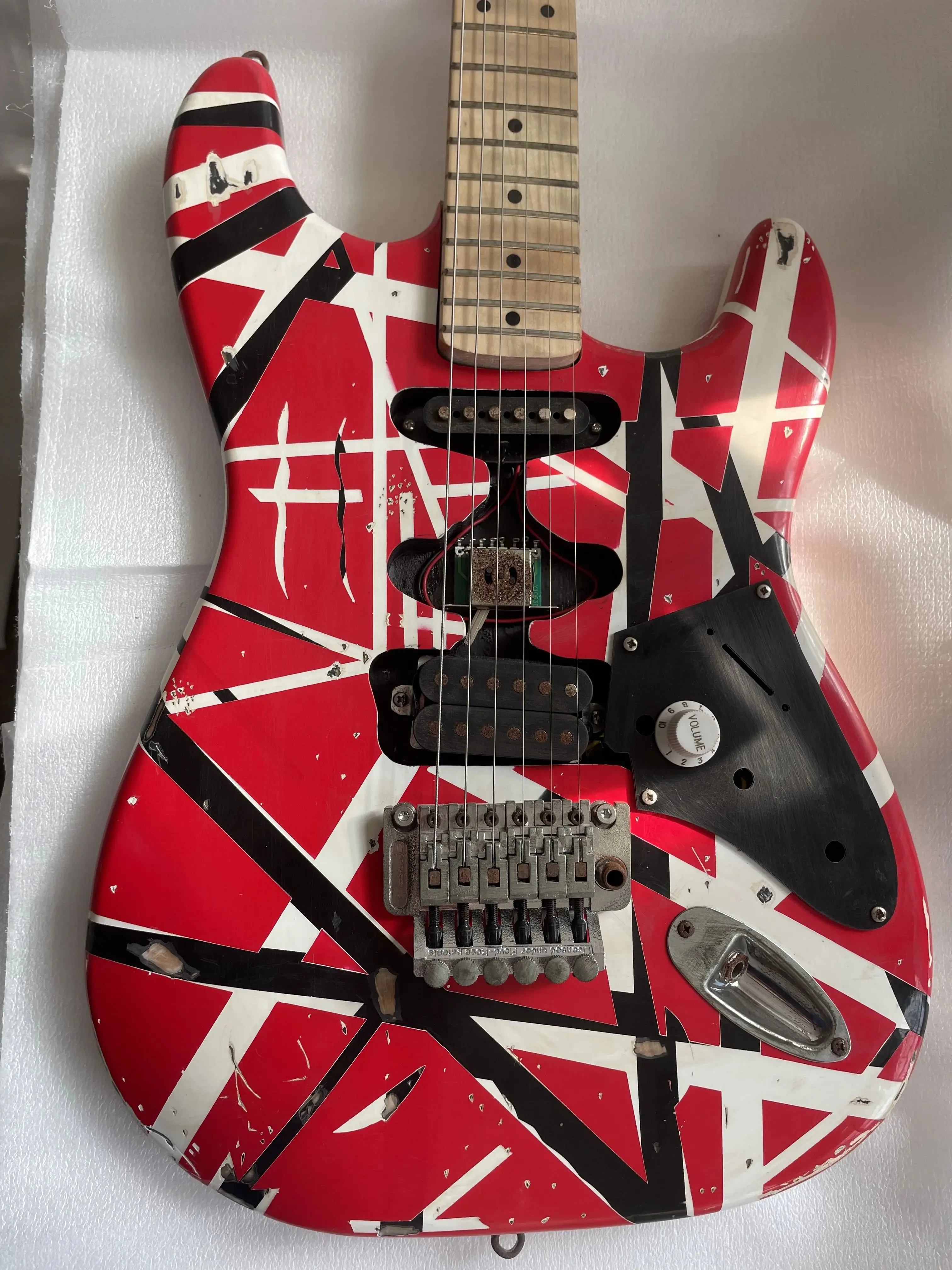 EVH Striped Series Frankie 2023  Red, Black, White  Guitar