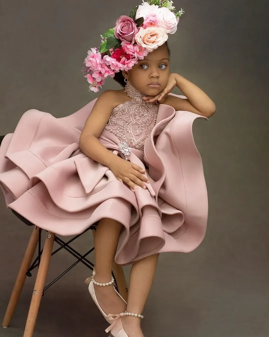 Abiti da ragazza di fiori personalizzati con applicazioni in pizzo senza maniche con scollo all\'americana rosa cipria per matrimoni Abiti da