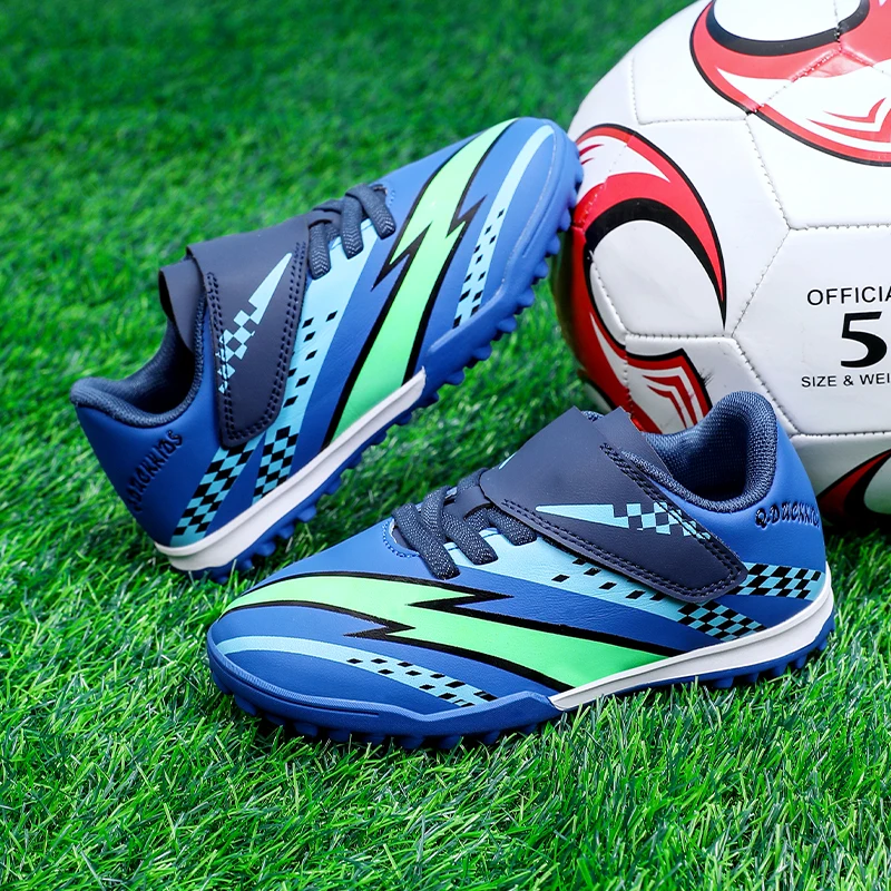 เด็กใหม่รองเท้าฟุตบอลเด็กชายรองเท้าผ้าใบน้ำหนักเบาสบายรองเท้าฟุตบอลเบามากตรงกับมืออาชีพรองเท้ากีฬากันลื่นทุกเพศ