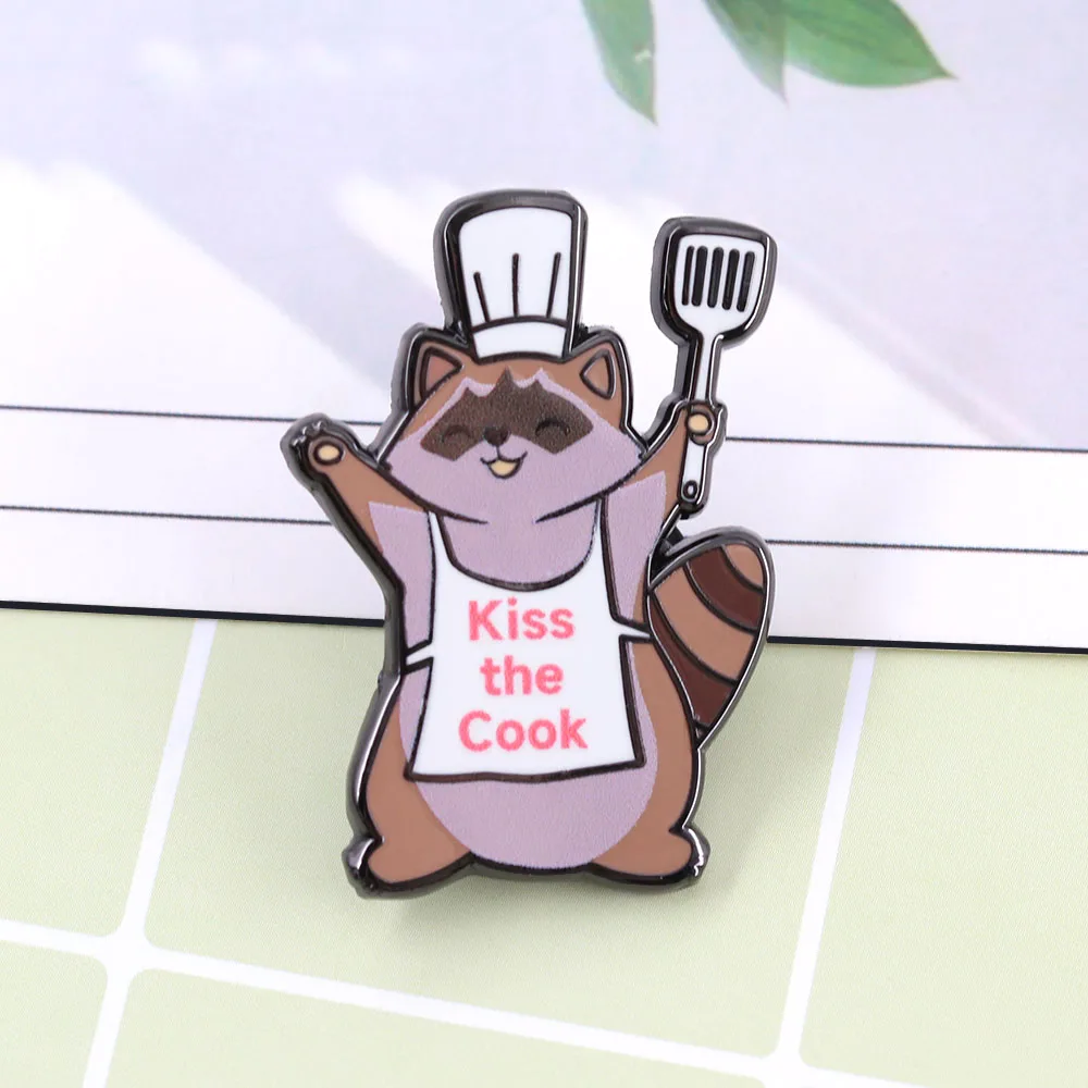 Lustige Waschbär-Emaille-Pin „Küss den Koch“ – Niedliche Tier-Bäcker-Abzeichen, Kreativer Küchenschmuck, Anstecknadeln für die Küche – Detail 8