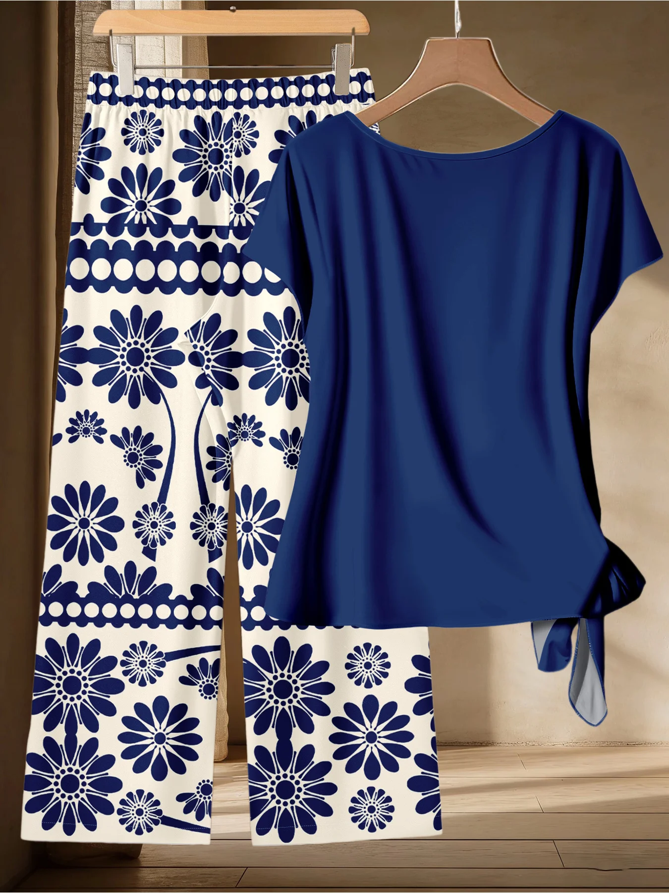 Sommerliches Damen-Set in Übergröße, lässig, locker, zweiteilig, einfarbiges T-Shirt mit Twists und blaue, weiße, bedruckte, weit geschnittene Hosen – Detail 4