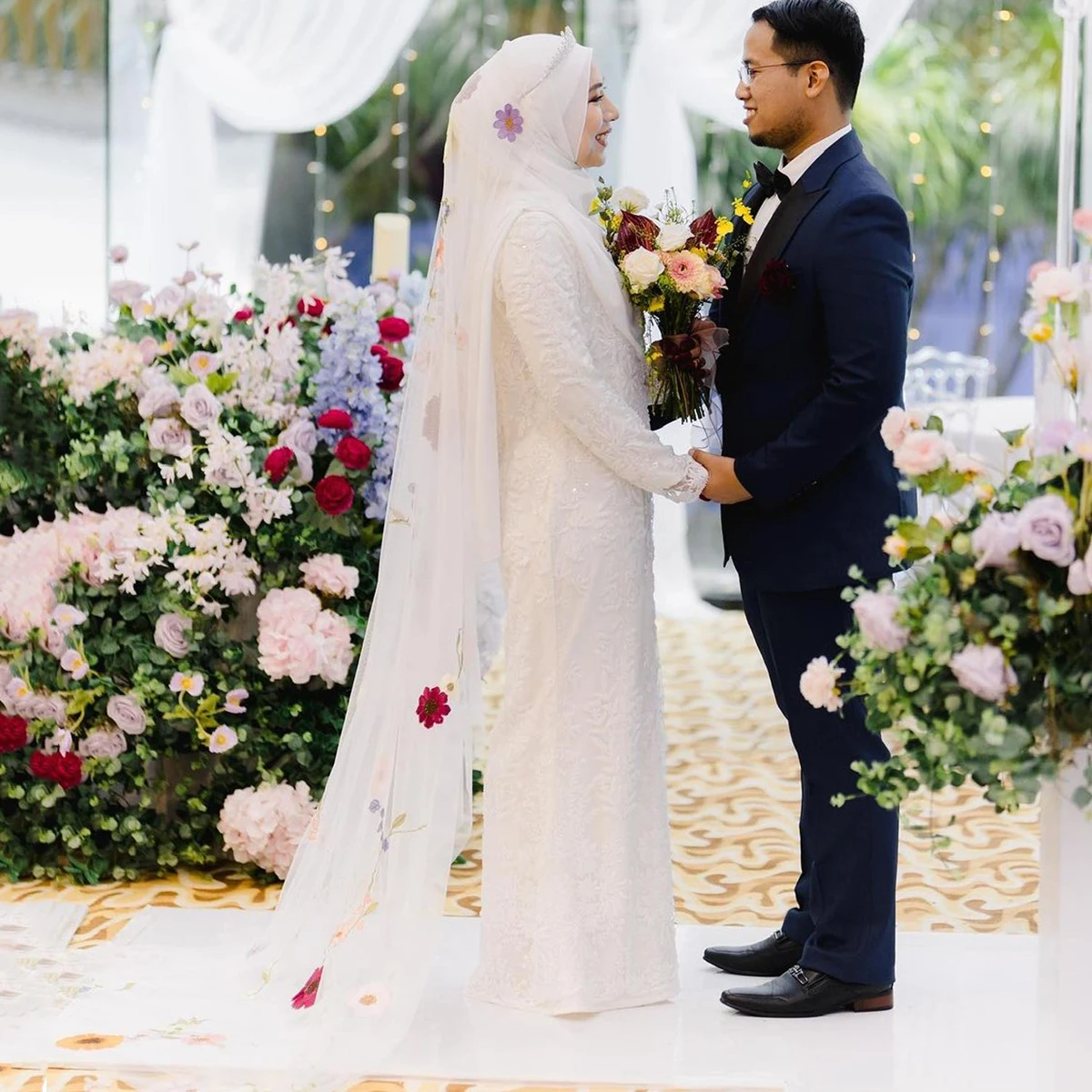 Véus de casamento com flores bordadas em 3D com borda cortada para futura na noiva, malha de uma camada romântica personalizada em comprimento