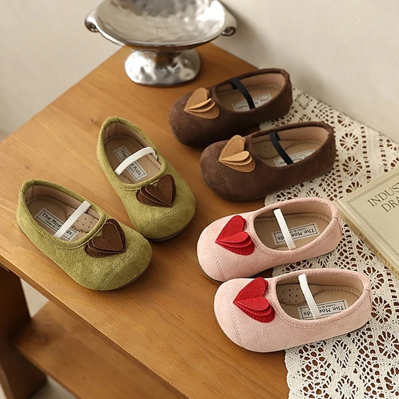 

Детские замшевые балетки с нашивкой в виде красного сердца, розовые, зеленые, с круглым носком, на резинке, мягкая подошва, разноцветные лоферы для малышей