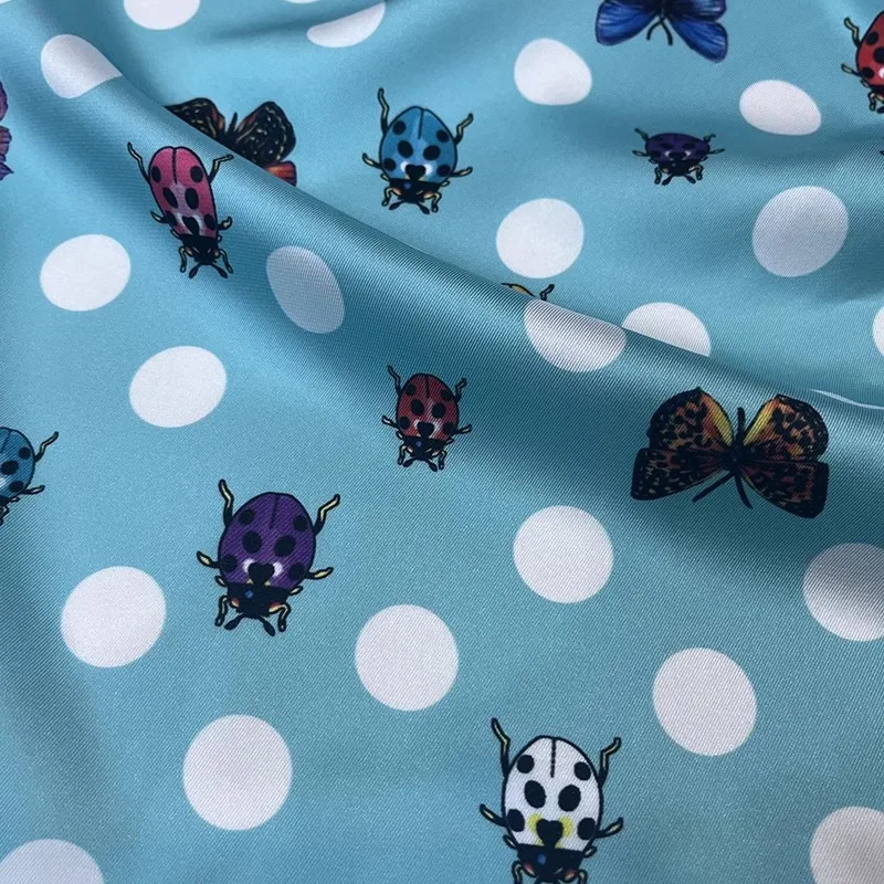 

Черно-белая ткань из полиэстера с принтом в виде бабочек/жуков для женских платьев, блузок, рукоделия, шитья, материал для DIY