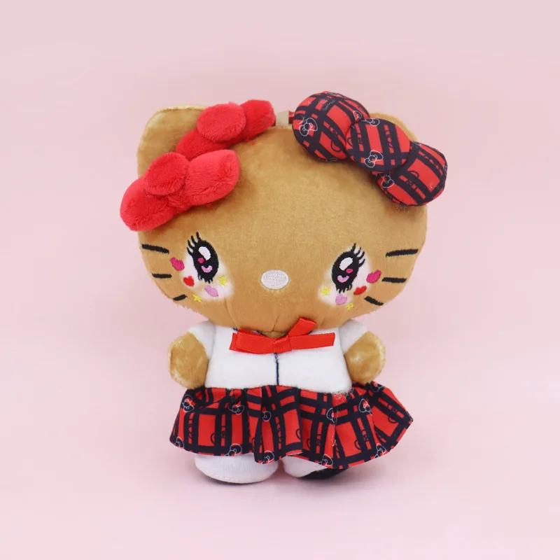 Ostrejka z czarną karną i opalenymi ramionami, breloczek z pluszową lalką w kształcie kotka, 15 cm.