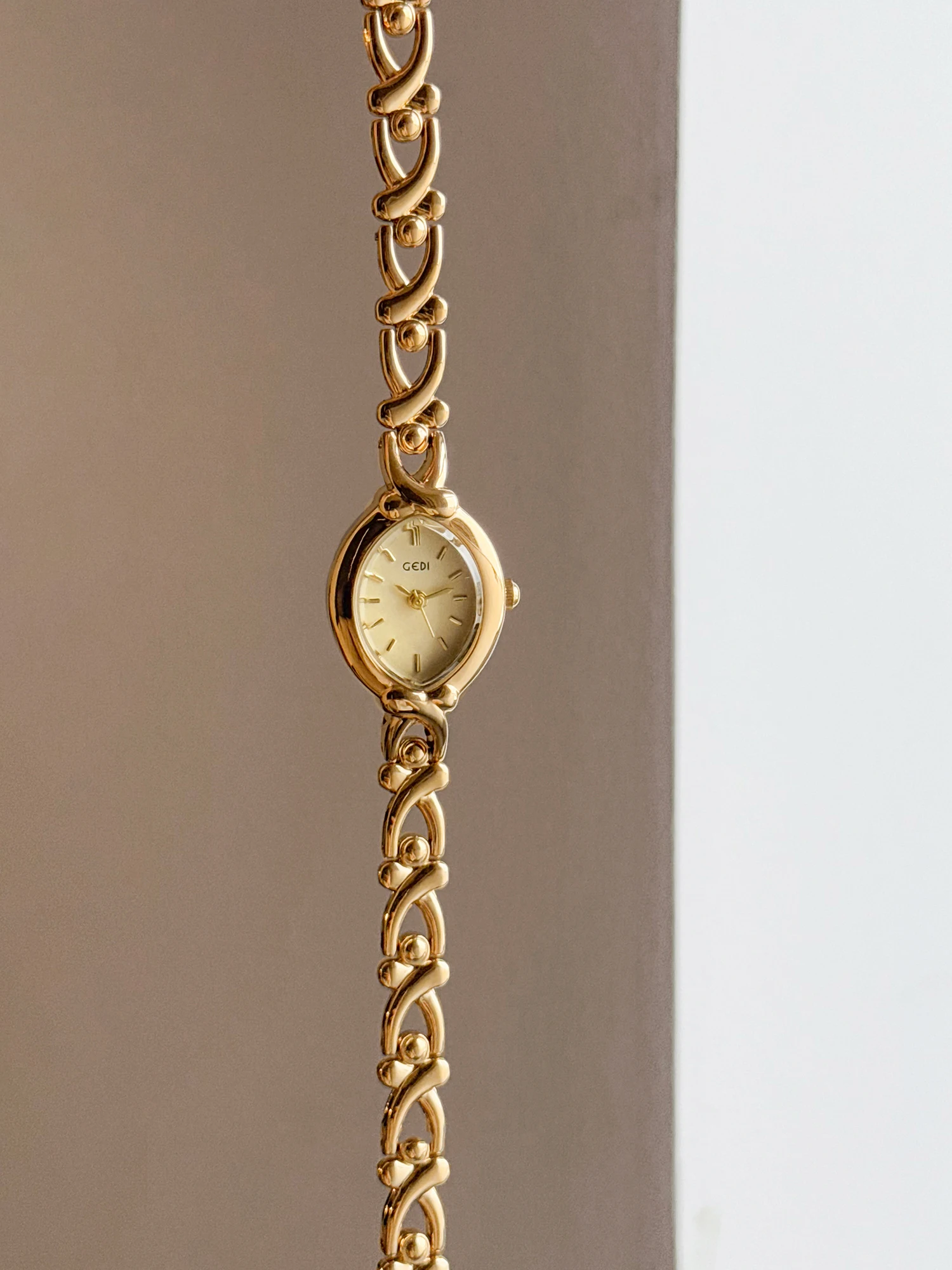 NEW Retro Fashion Watches for Women Elegant Skeleton Bracelet Watch with Small Dial Ladies' Quartz Watch to Pair with Dresses