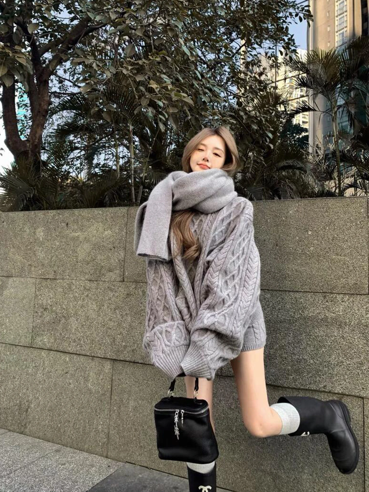 

Warmth And Sle: a Vintage ey Knitted Sweater Set with Long Sves, Scarf And orts for Winter Casual Wear Tee-Piece Set