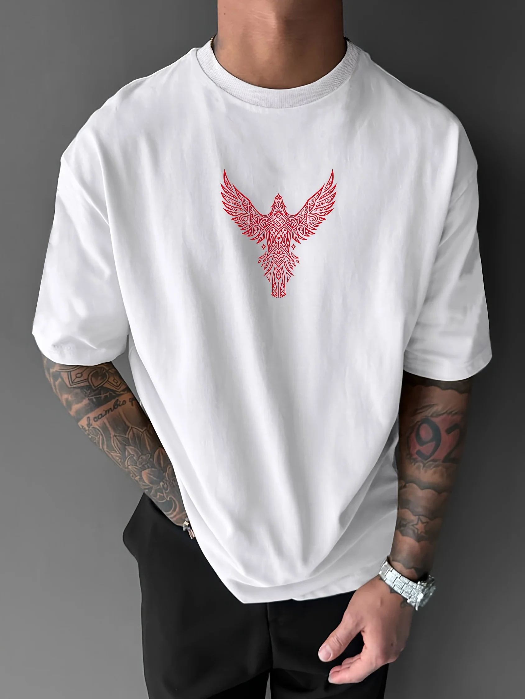 Nordisches Wikinger-Raben- und Runen-Design auf Premium-Soft-100% Baumwoll-Herren-T-Shirt, perfekt für Sommer-Streetwear und urbane Ausflüge. – Detail 6